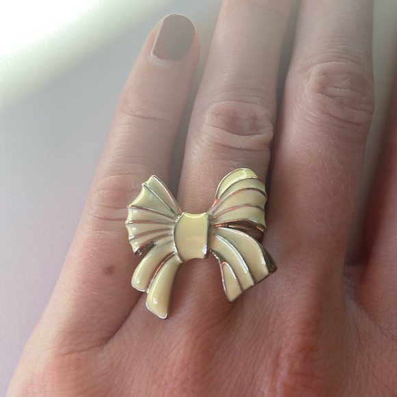 Ribbon bow ring - white and golden - ~size 8 - Picture 2 of 8